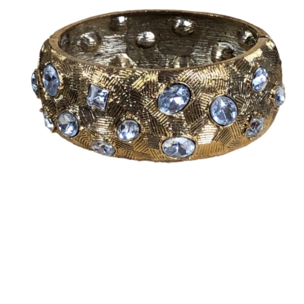 BRACELET GOLD TONE MAGNET CLOSURE